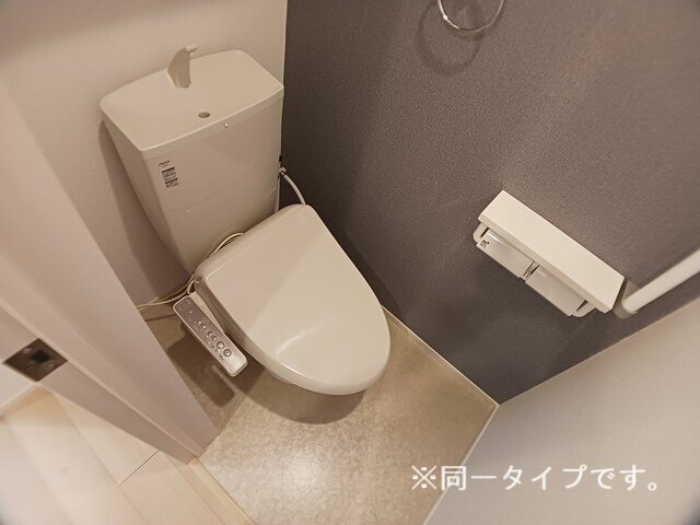 拡大写真:メゾン ルミエール 2階203の落ち着いたトイレです