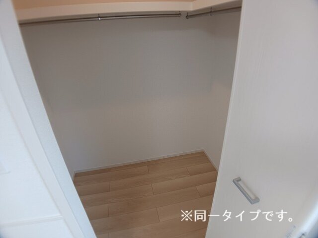 拡大写真:メゾン ルミエール 2階203のたっぷりとした収納スペースです