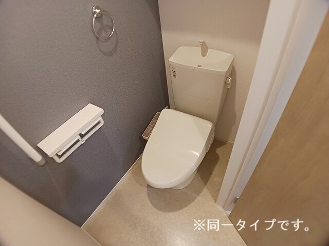 拡大写真：メゾン　ルミエール 1階101の落ち着いたトイレです