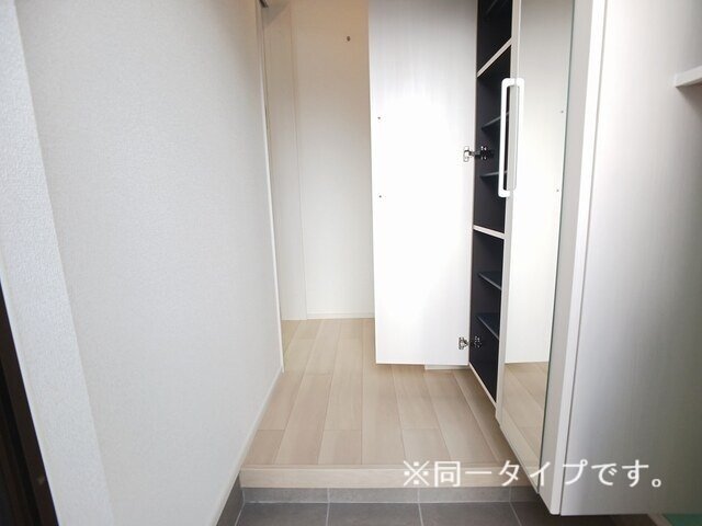 拡大写真：メゾン　ルミエール 1階101のゆったりとした玄関です