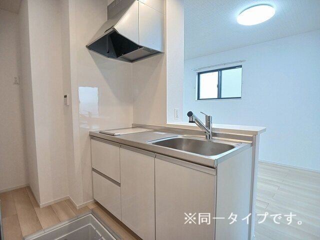 拡大写真：メゾン　ルミエール 1階101のキッチンでお料理をお楽しみください