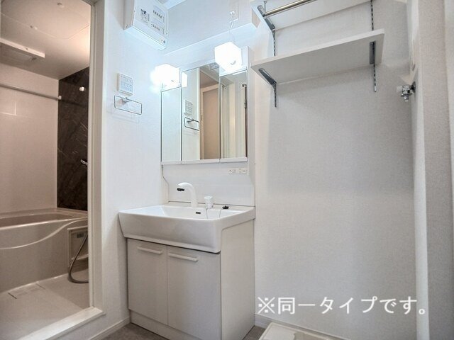 拡大写真：メゾン　ルミエール 1階101のコンパクトで使いやすい洗面所