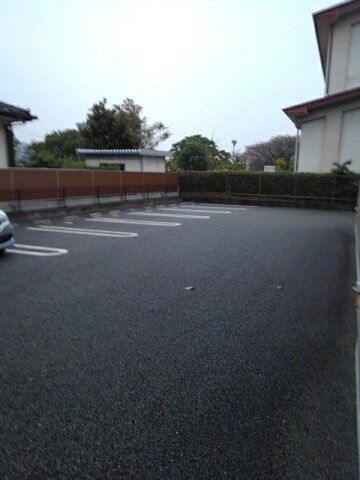 拡大写真:フォンターナ 3階301の駐車場完備です