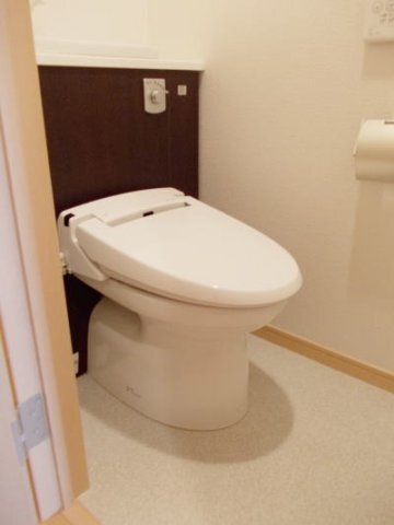 拡大写真:Sol Levante 国府 4階401の落ち着いた色調のトイレです