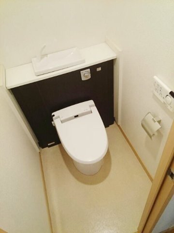 拡大写真:アーバン フレンドリー 5階502の清潔感のあるトイレです