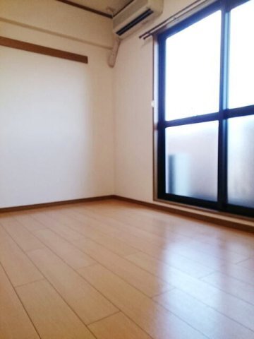 拡大写真:プレジデンシャル白山 4階402の明るい室内です
