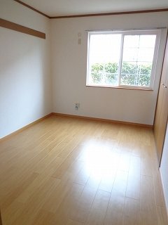 拡大写真:RアンドSドリームB 1階103の明るい色調の室内です