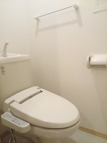拡大写真:プリムローズ Ⅰ 2階202の落ち着いた色調のトイレです