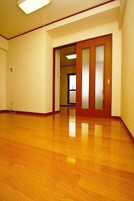 拡大写真:プレジデンシャル白山 3階301の明るい色調の室内です