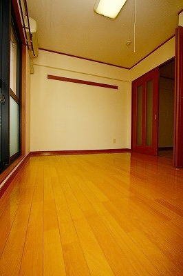 拡大写真:プレジデンシャル白山 3階301の内装は落ち着いています