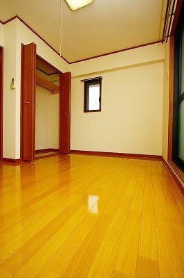 拡大写真:プレジデンシャル白山 3階301の明るい室内です