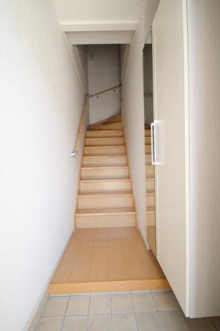 拡大写真:メゾンセレナーデB 2階203のきれいな玄関です