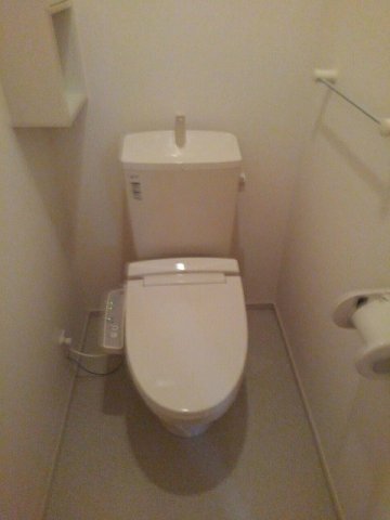 拡大写真:フォンターナ 3階301のコンパクトで使いやすいトイレです