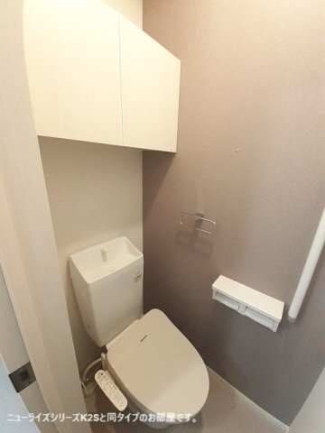 拡大写真:カルムメゾン 2階201のコンパクトで使いやすいトイレです