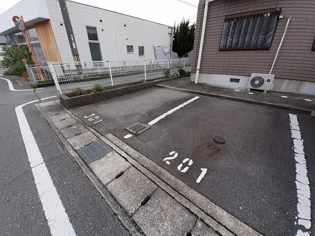 拡大写真:ヒューマンプレイス 3階302の車をお持ちの方に嬉しい駐車場付きの物件です