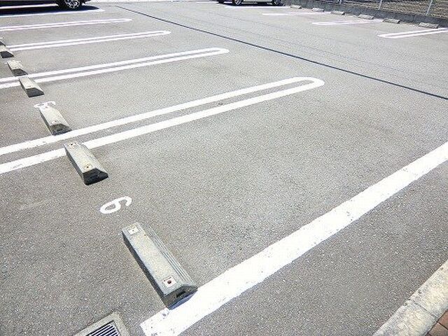 拡大写真:スモールヴィレッジⅡ 2階201の駐車スペースもあります