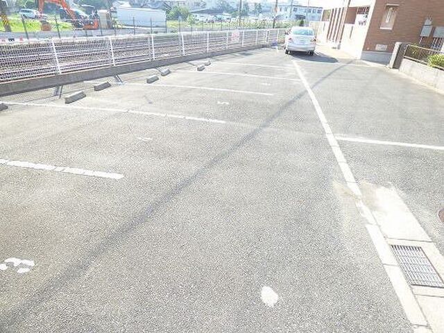拡大写真:ウエストコートⅡ番館 2階202の駐車場があります