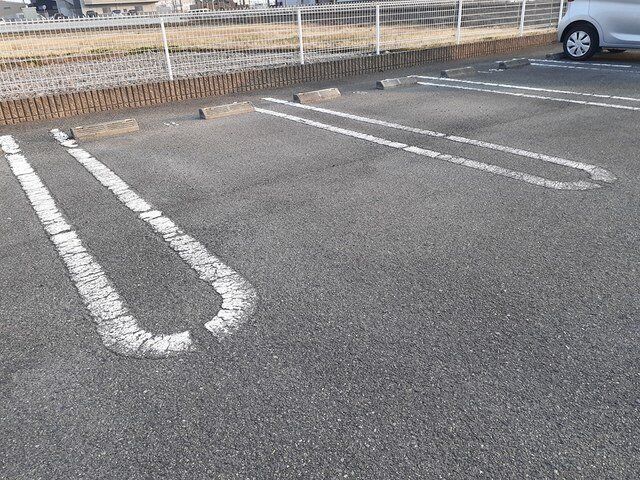 拡大写真:ヴィオラ壱番館A 2階201の駐車場があるので、車を買う予定の方も安心です