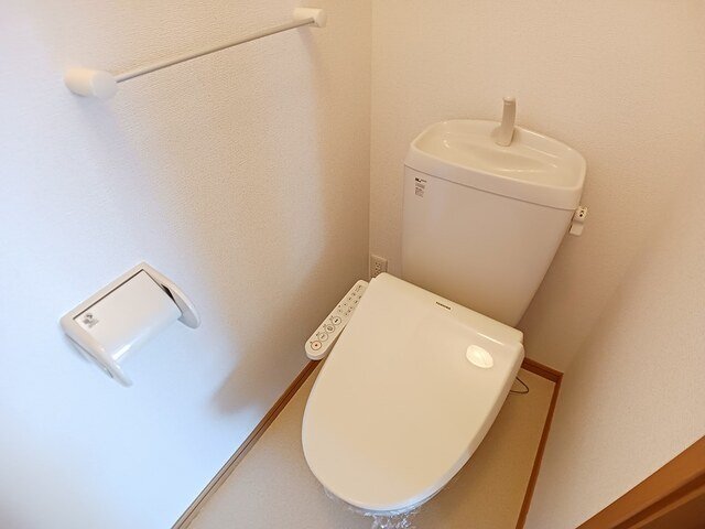 拡大写真:グレイスフル弐番館 2階204の落ち着いた色調のトイレです