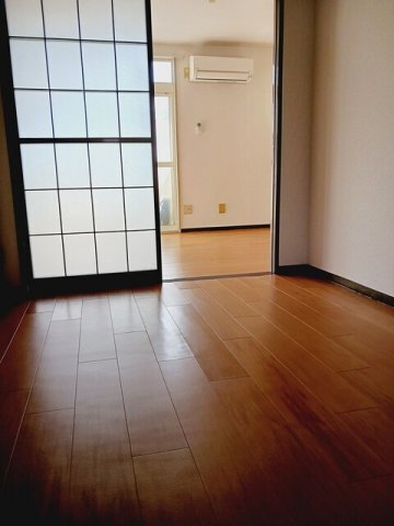 拡大写真:ロイヤル小林 2階203のこちらのリビングで趣味の時間をお楽しみください