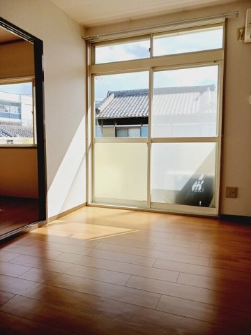 拡大写真:ロイヤル小林 2階203の内装もきれいです