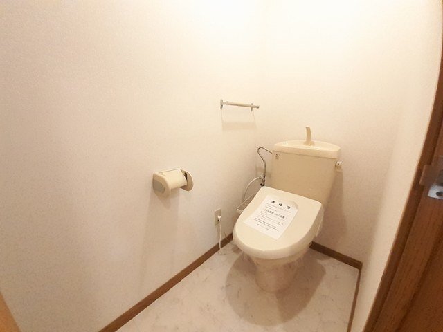 拡大写真:グリーンコーポラスA 2階201のゆったりとした空間のトイレです