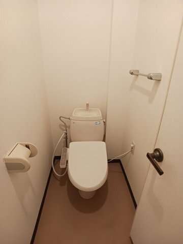 拡大写真:MANSION LOTUS 2階203の清潔感のあるトイレです