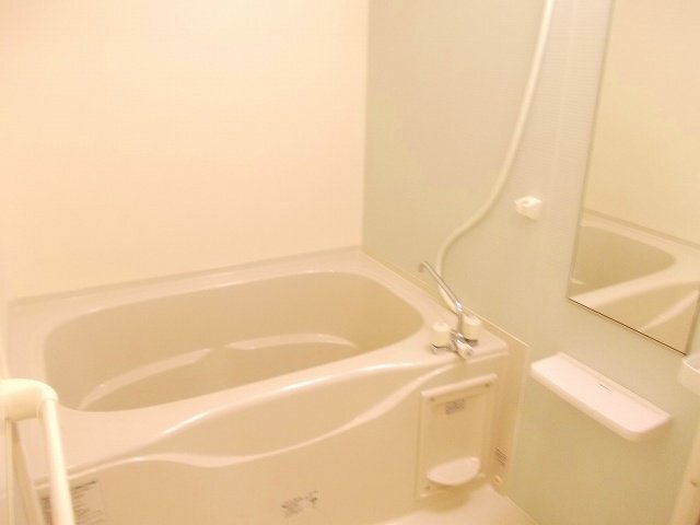 拡大写真:スモールヴィレッジⅡ 2階201のコンパクトで使いやすいお風呂です