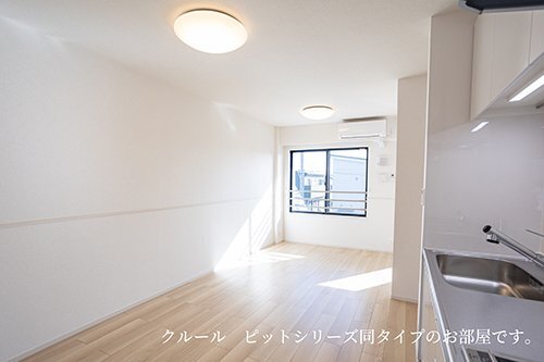 拡大写真:モンレーヴみのり 2階202のこちらの居間で趣味の時間をお楽しみください