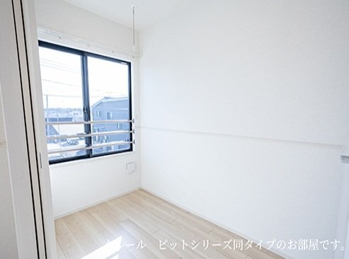 拡大写真:モンレーヴみのり 2階202の明るい室内です