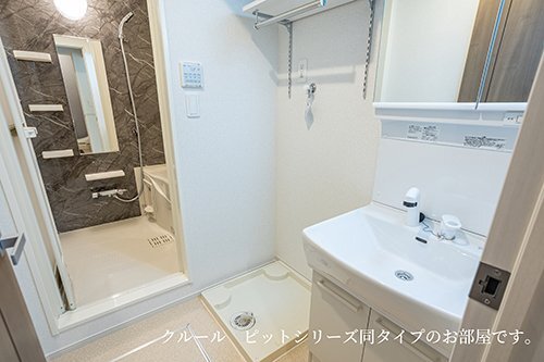 拡大写真:モンレーヴみのり 1階102の忙しい朝には欠かせない洗面所です