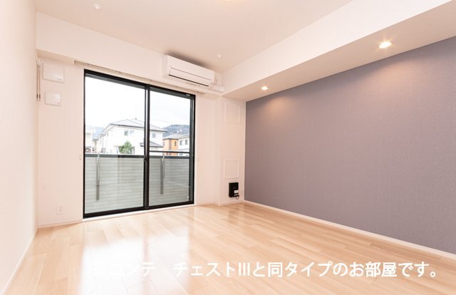 拡大写真:ボニータみのり 1階102のおしゃれな居間です