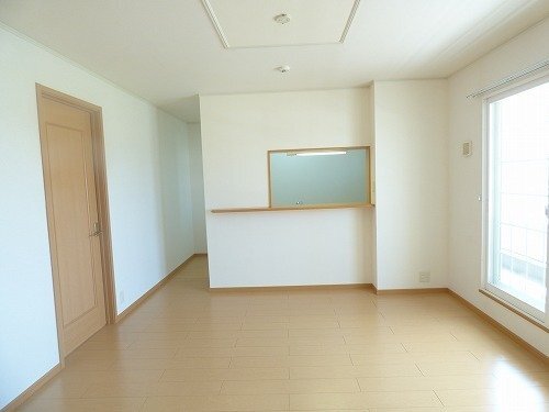 拡大写真:ウエストコートⅡ番館 2階202のおしゃれな居間です