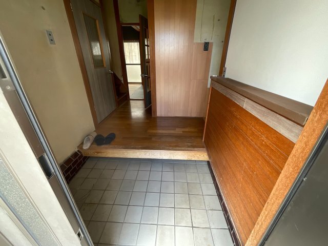 拡大写真:魚住町西岡貸家 1の玄関
