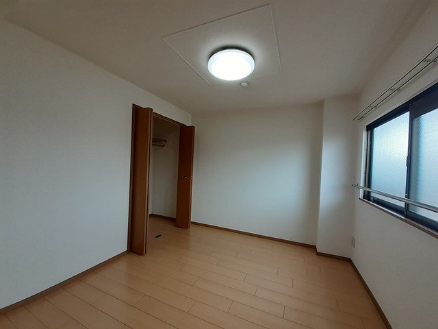 拡大写真:セイント・サチ 3階302の明るい室内です