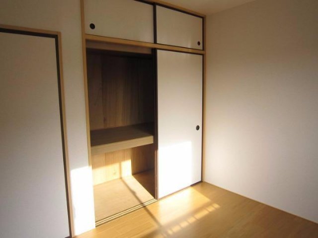 拡大写真:ドミールⅠ 1階102のたっぷりとした収納スペースです