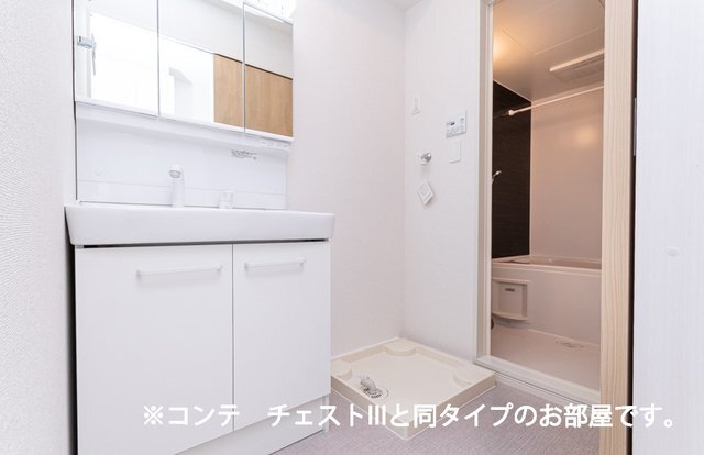 拡大写真:ヒカルサ加古川別府 3階302のゆったりとスペースのある洗面所