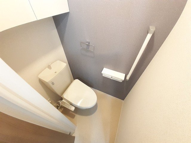 拡大写真:エグゼカーサⅡ 1階102のコンパクトで使いやすいトイレです