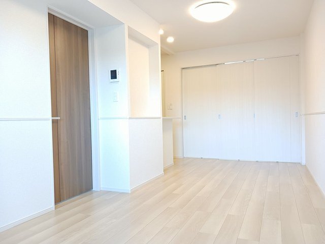 拡大写真:PUNANA 2階202のおしゃれな居間です