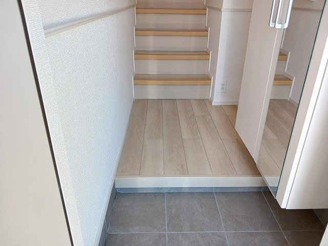 拡大写真:PUNANA 2階202のシンプルで使いやすい玄関です