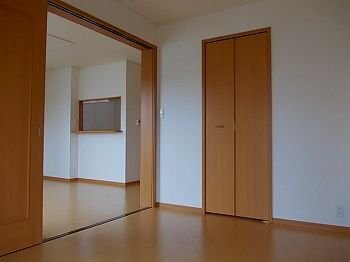 拡大写真:ラルジュ フォンテーヌⅣ 2階201の内装もきれいです