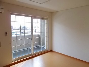 拡大写真:ラルジュ フォンテーヌⅣ 2階201のゆったり過ごせる居間です