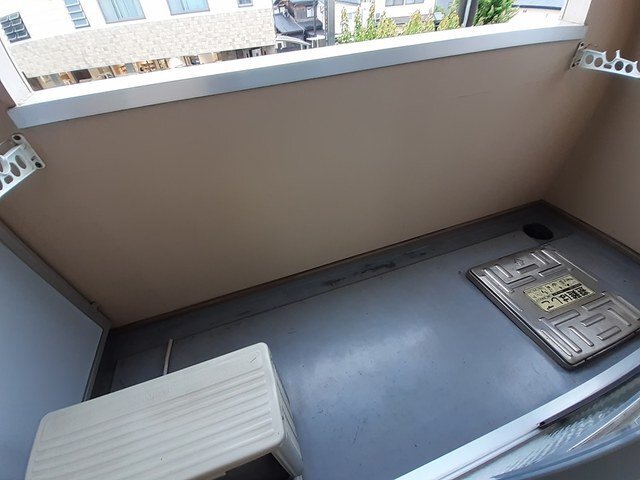 拡大写真:ニューアメニティー 2階210の外からの目が気にならないバルコニーで洗濯物が干せます