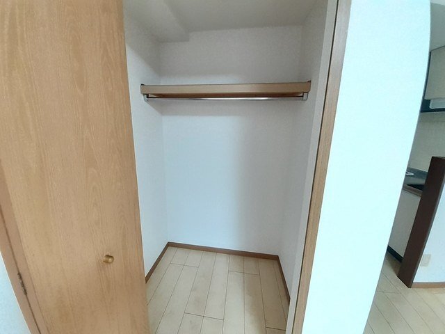 拡大写真:ニューアメニティー 2階210の専用の収納スペースです