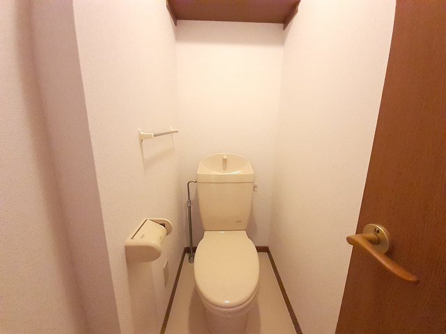 拡大写真:スカイコーポラスⅡ 2階202の清潔感のあるトイレです