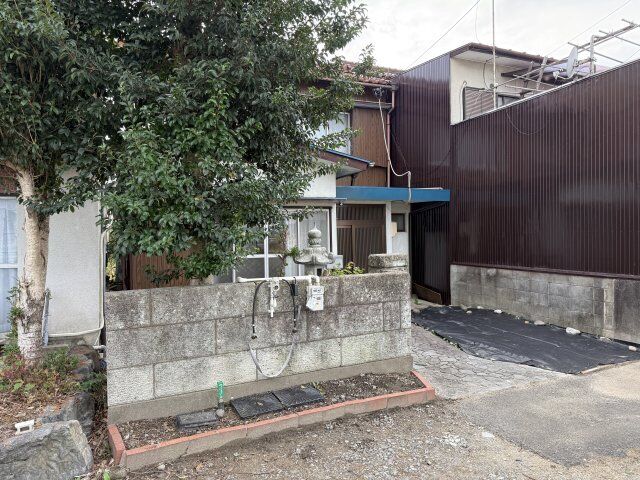 拡大写真:岐阜市鷺山貸家 1階1の外観は落ち着いています