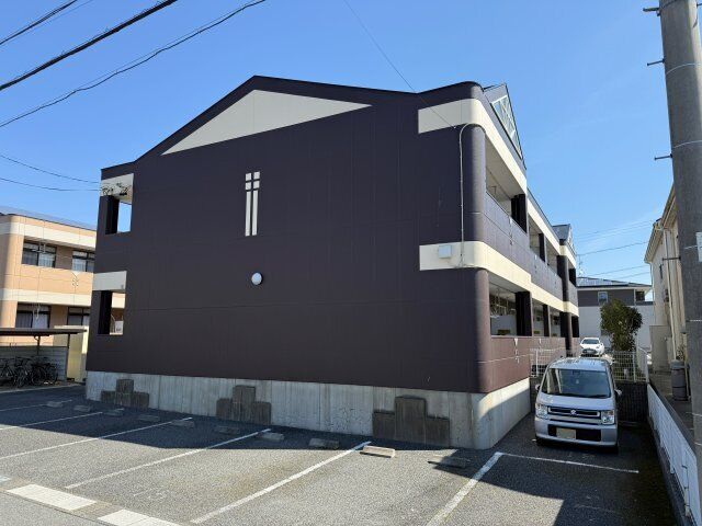 拡大写真:メイプルハウス 2階201の外観は落ち着いています