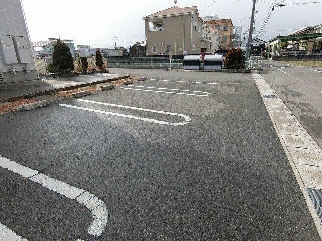 拡大写真:サニーサイドA 2階201の駐車場があるので、車を買う予定の方も安心です