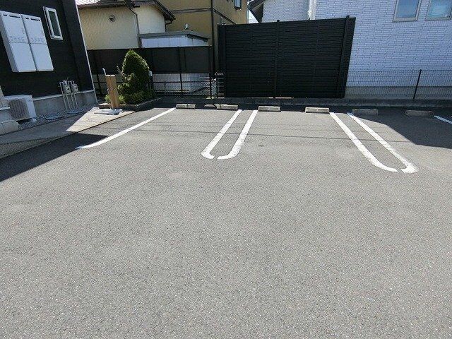 拡大写真:アルバーダ 1階102の駐車場があるので、車を買う予定の方も安心です
