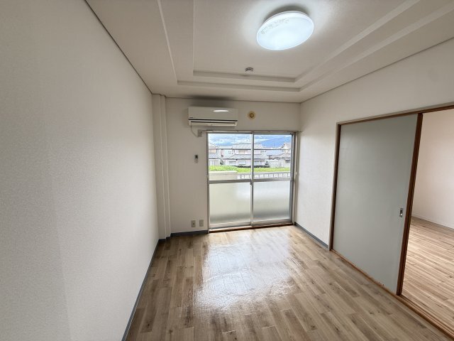 拡大写真:アメニティパークA 2階201のこちらの洋室で趣味の時間をお楽しみください